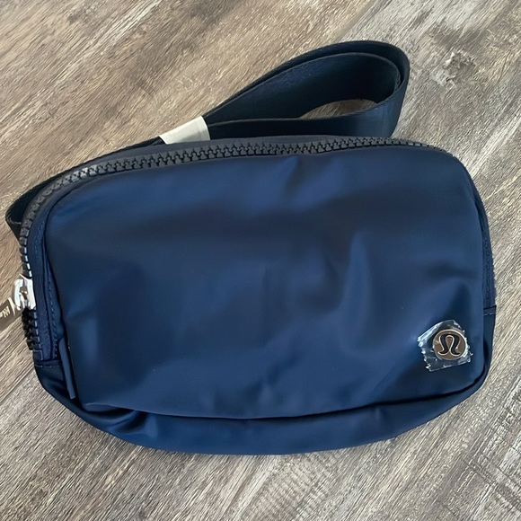 lululemon Everywhere Belt Bag in True Navy Blue with Silver Zipper New NWT - Picture 4 of 6